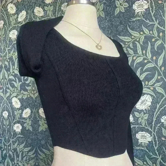 Black Long Sleeve House of Harlow 1960 Crop Top - Picture 4 of 9